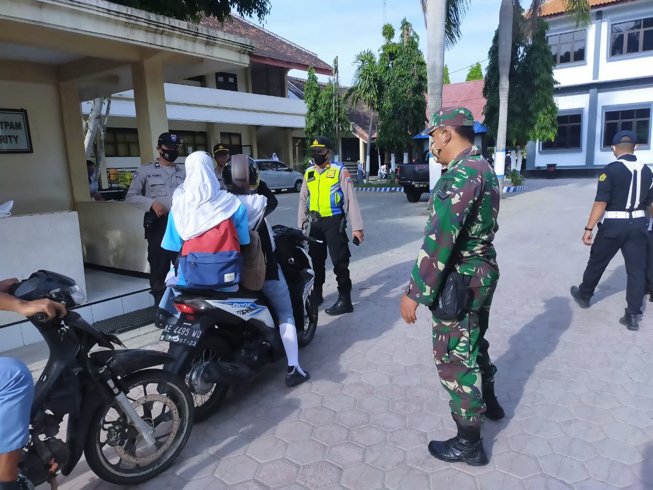 Koramil 0802/07 Badegan Sosialisasi Prokes Covid-19 Pada Siswa-Siswi SMK