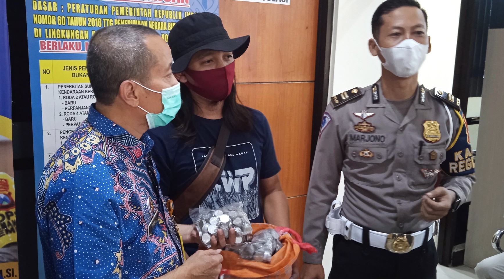 Unik, Pria Ini Bayar Pajak Pakai Uang Receh