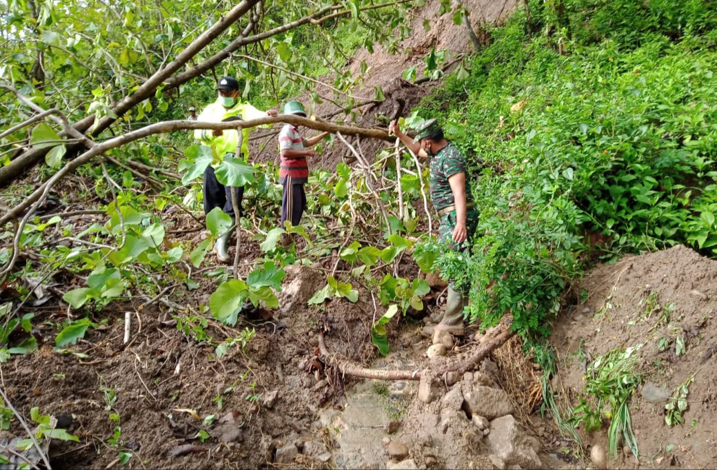 Tanah Longsor, Koramil Sooko Lakukan Karya Bakti