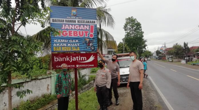 Polsek Jetis Polres Ponorogo Pasang Banner Imbauan Cegah Laka Lantas Polres Ponorogo