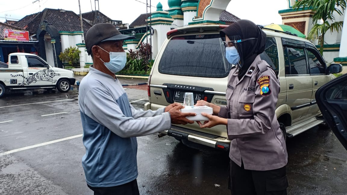 Polwan Sat Sabhara Polres Ponorogo Gelar Bakti Sosial