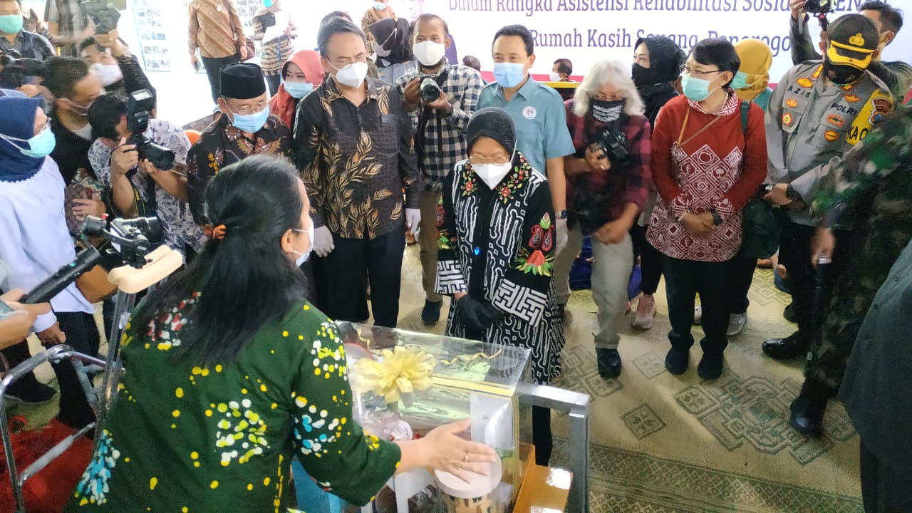 Awali Kerja Sebagai Menteri Sosial, Risma Kunjungi Ponorogo