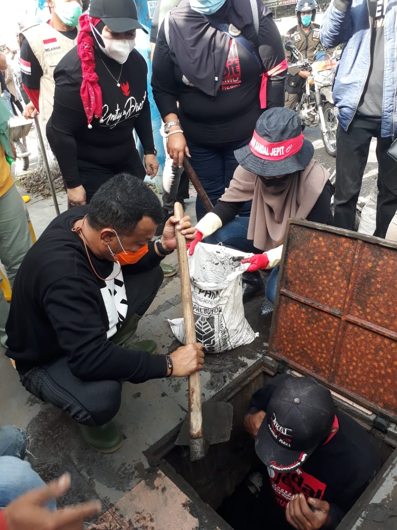 Operasi Got, Bupati dan Wakil Bupati Tak Ragu Untuk 'Nyemplung'