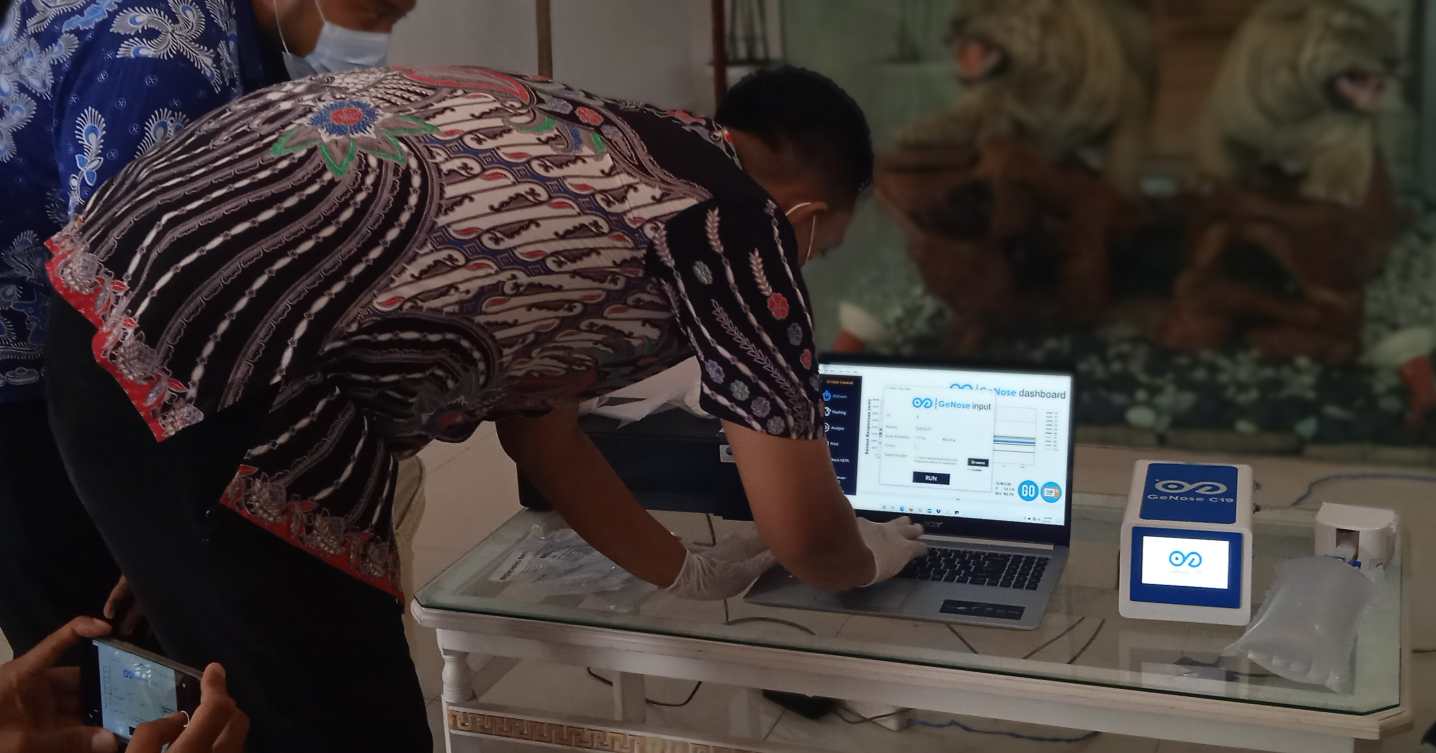 SMK PGRI 2 Ponorogo Serahkan Sumbangan GeNose Kepada Pemkab