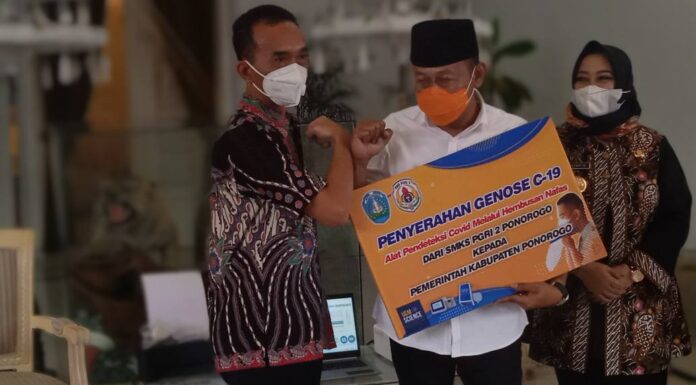SMK PGRI 2 Ponorogo Serahkan Sumbangan GeNose Kepada Pemkab Kepala Sekolah SMK PGRI 2