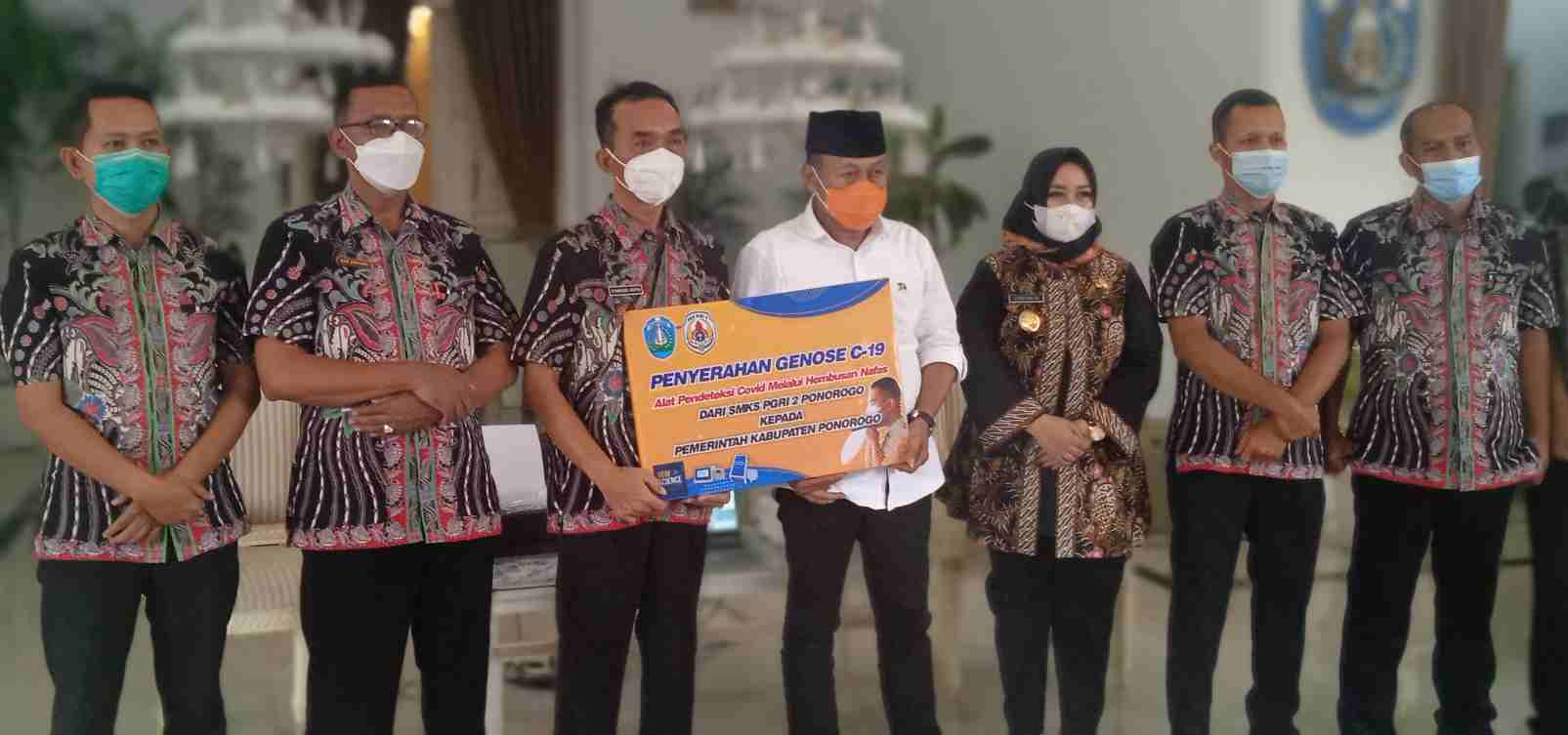 SMK PGRI 2 Ponorogo Serahkan Sumbangan GeNose Kepada Pemkab