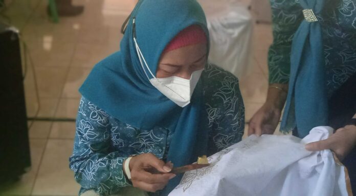 Hobi Membatik, Nyeninya Istri Bupati Ponorogo Ketua TP PKK Ponorogo