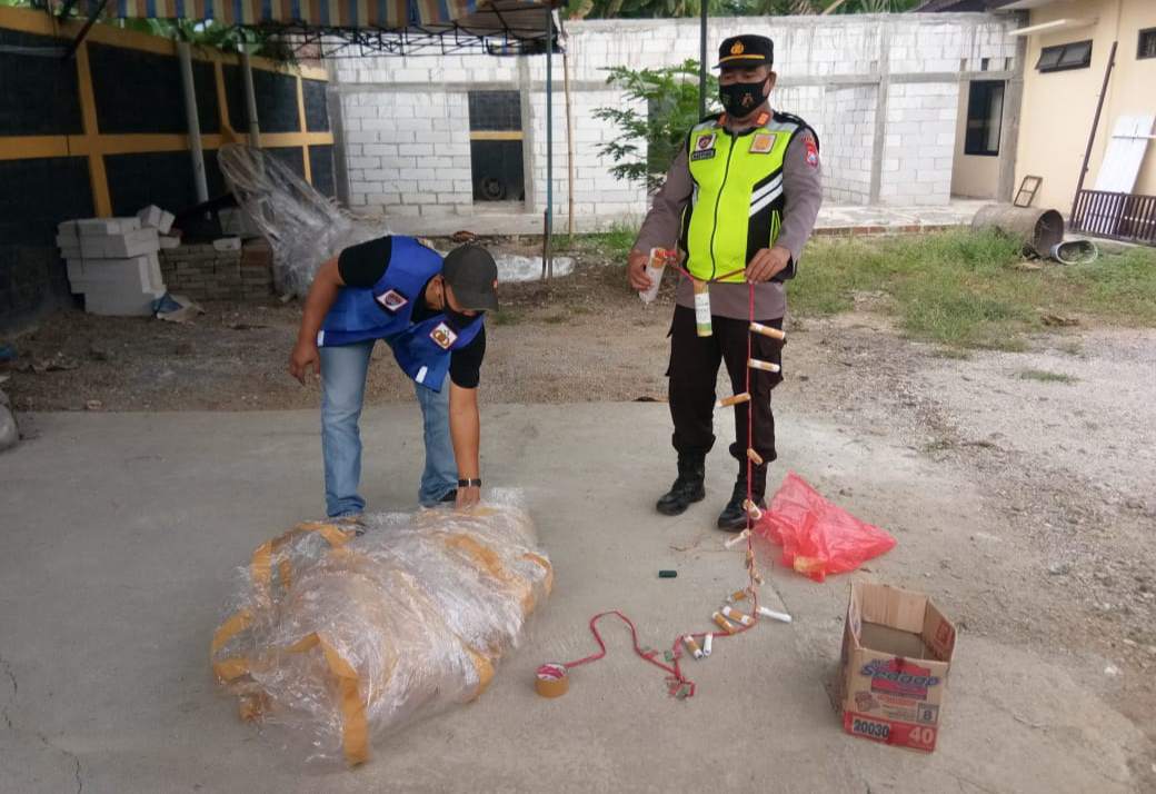 Gelar Razia, Polsek Slahung Amankan Balon Udara