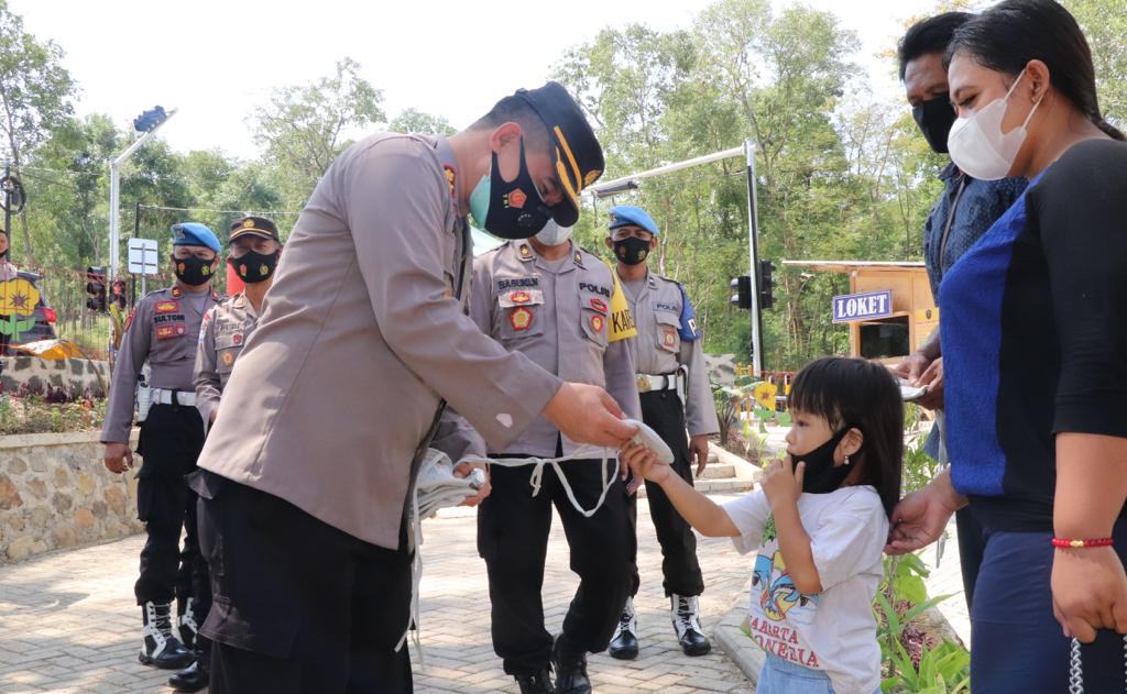 Kapolres Ponorogo Lakukan Pengecekan dan Bagi Masker di Bukit Suharto