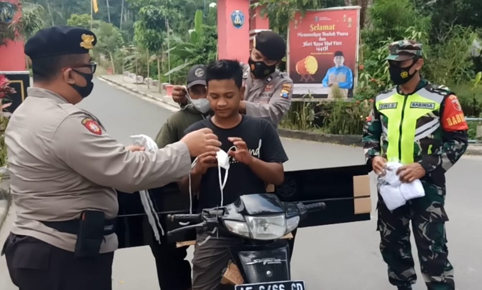 Sinergi TNI-Polri, Bagi Masker di Telaga Ngebel