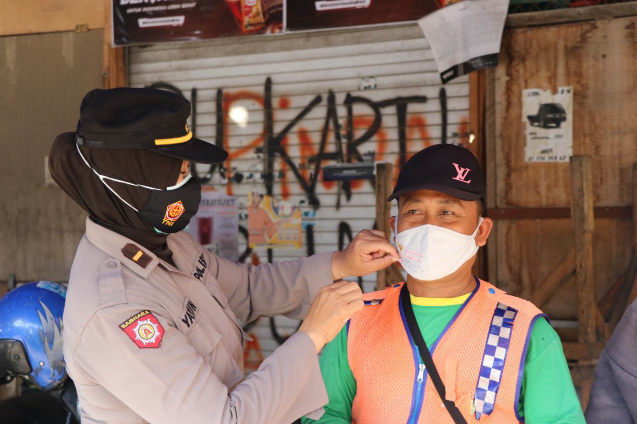 Polres Ponorogo Tingkatkan Ops Yustisi dan Bagi-Bagi Masker