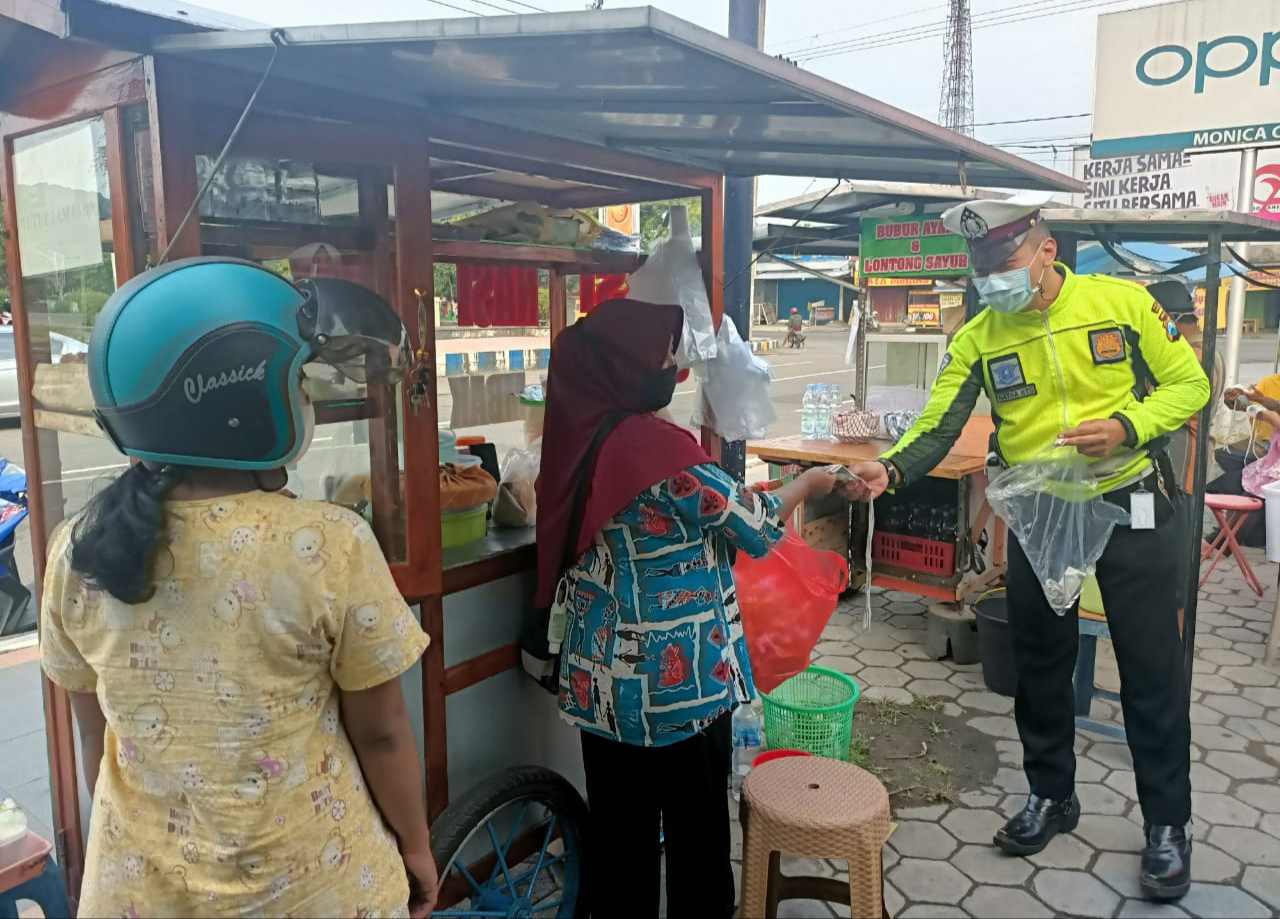 Satlantas Polres Ponorogo Bagi - Bagi Masker Pada Warga
