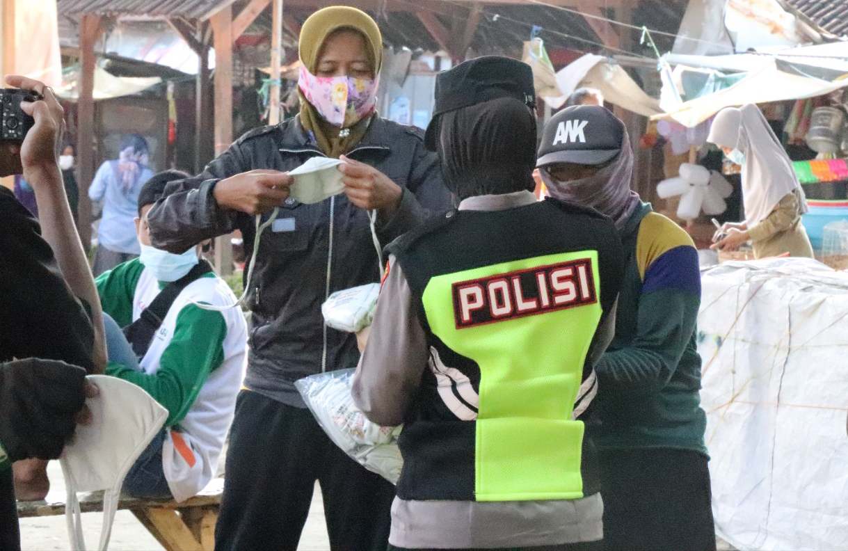 Polwan Ponorogo Bagi Masker Pada Pedagang Pasar
