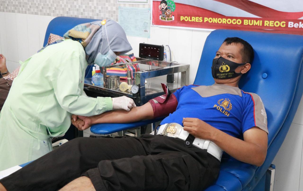 Sambut Hari Bhayangkara Ke-75, Polres Ponorogo Gelar Donor Darah