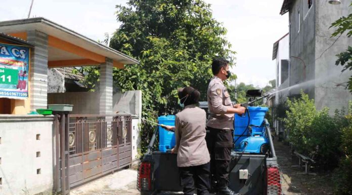 TNI Polri Gencarkan Ops Yustisi dan Penyemprotan Disinfektan di Ponorogo