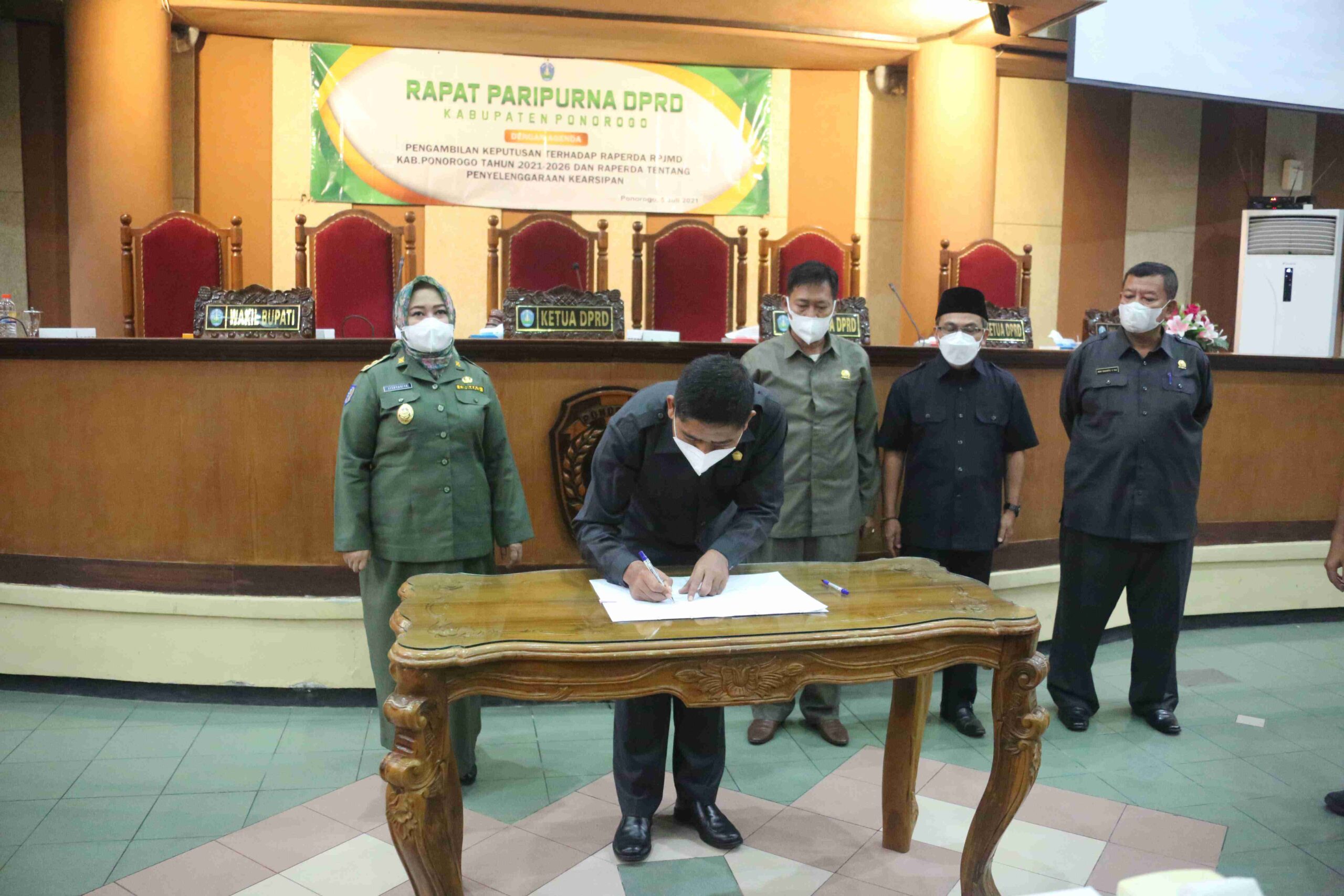 DPRD Ponorogo Gelar Paripurna Pengambilan Keputusan Raperda RPJMD dan Penyelenggaraan Kearsipan