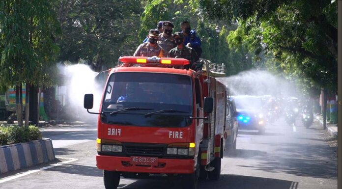Cegah Penyebaran Covid, Kapolres Ponorogo Pimpinan Penyemprotan Disinfektan Polres Ponorogo