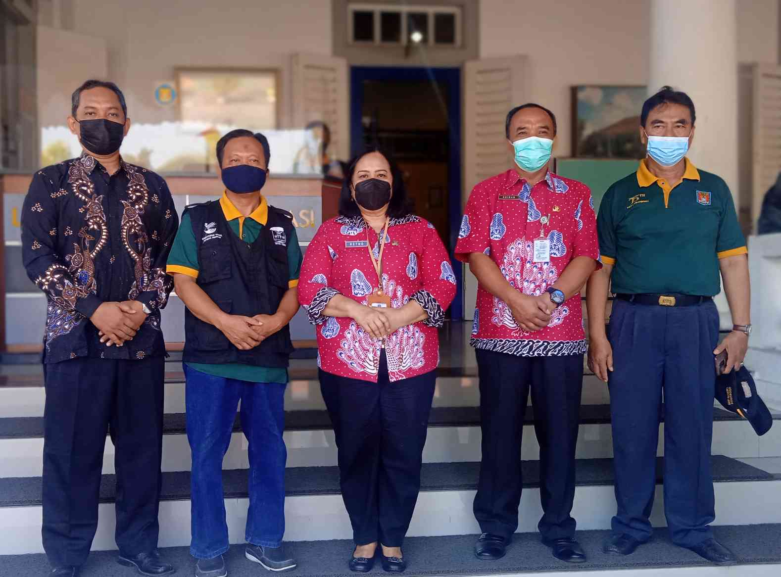 Peringati HUT, SMPN 1 Ponorogo Gelar Baksos dan Launching Kelas Internasional