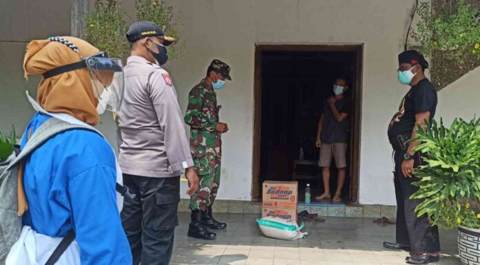 Bhabinkamtibmas Salurkan Bantuan Beras kepada Warga Terkonfirmasi Covid-19 Bantuan Sosial
