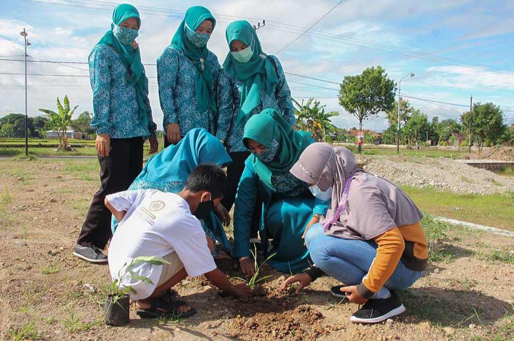 Serius Ayomi Perempuan dan Anak, Bupati Sugiri Terima Anugerah Penghargaan