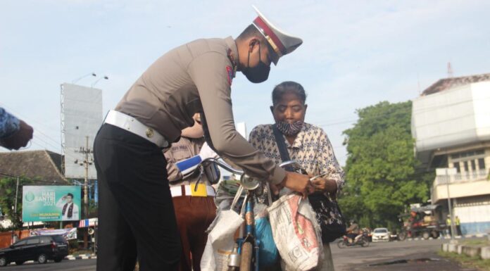 Operasi Zebra Semeru Diwarnai Bagi Masker dan Sembako ponorogo