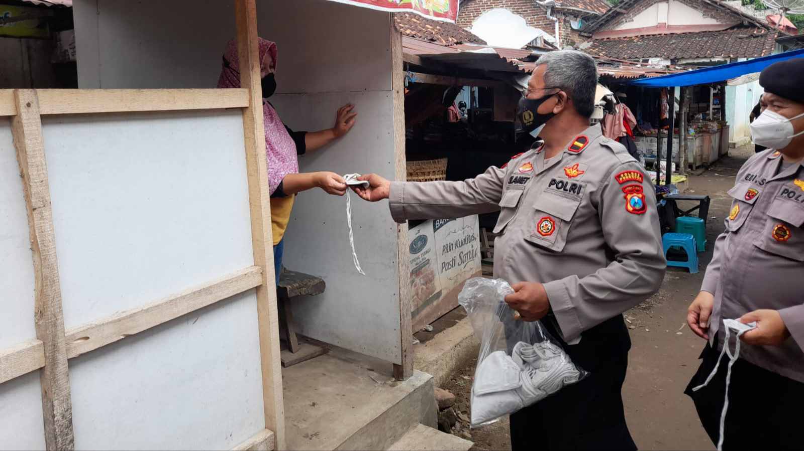 Patroli Dialogis Dukung Upaya Pendisiplinan Prokes Pada Mahasiswa dan Pelajar