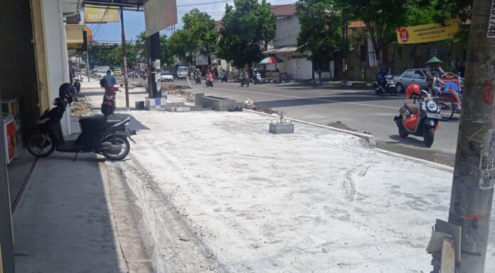 Pengerjaan Jalur Pedestrian Jalan Jenderal Sudirman, Tinggal Pasang Granit