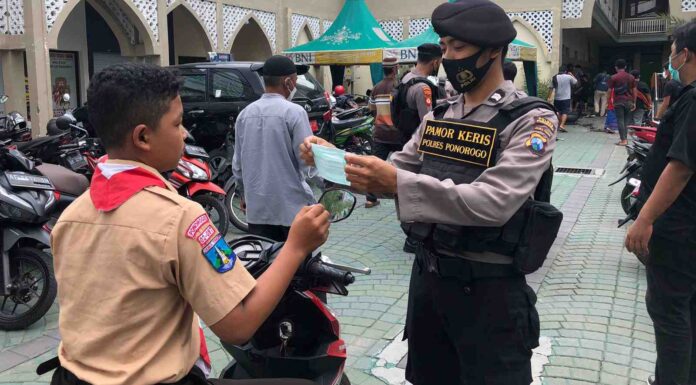Tim Pamor Keris Disiplinkan Prokes dan Bagikan Masker ponorogo