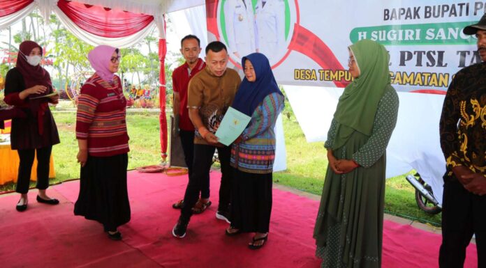 Kang Bupati Sugiri Serahkan Ratusan Sertifikat Tanah Pada Warga