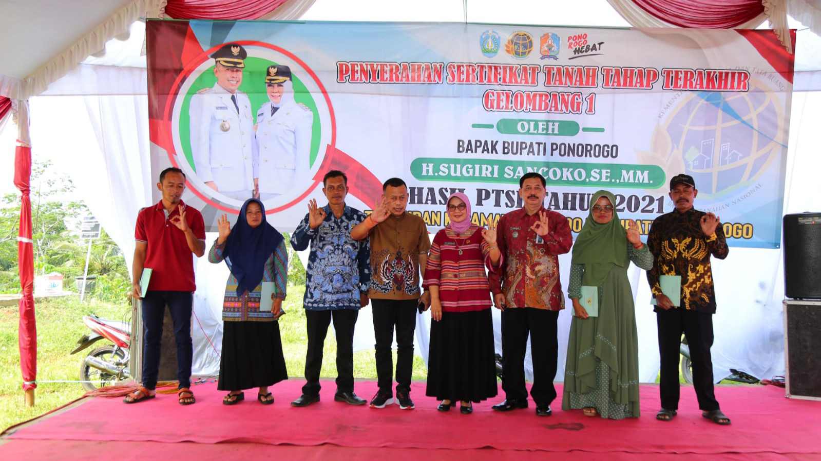 Kang Bupati Sugiri Serahkan Ratusan Sertifikat Tanah Pada Warga