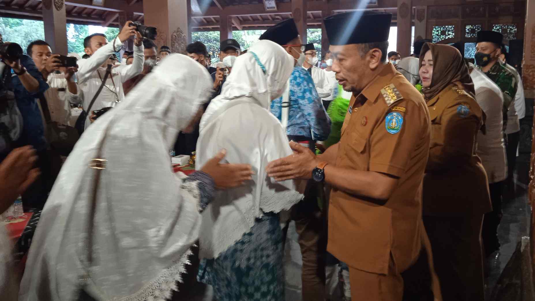 Kang Bupati Sugiri Lepas Keberangkatan 194 Calon Jemaah Haji