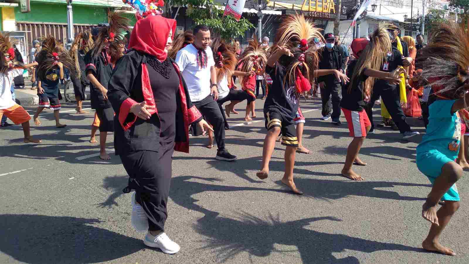 Ratusan Anak Ikuti Flash Mob Bujang Ganong di Ponorogo