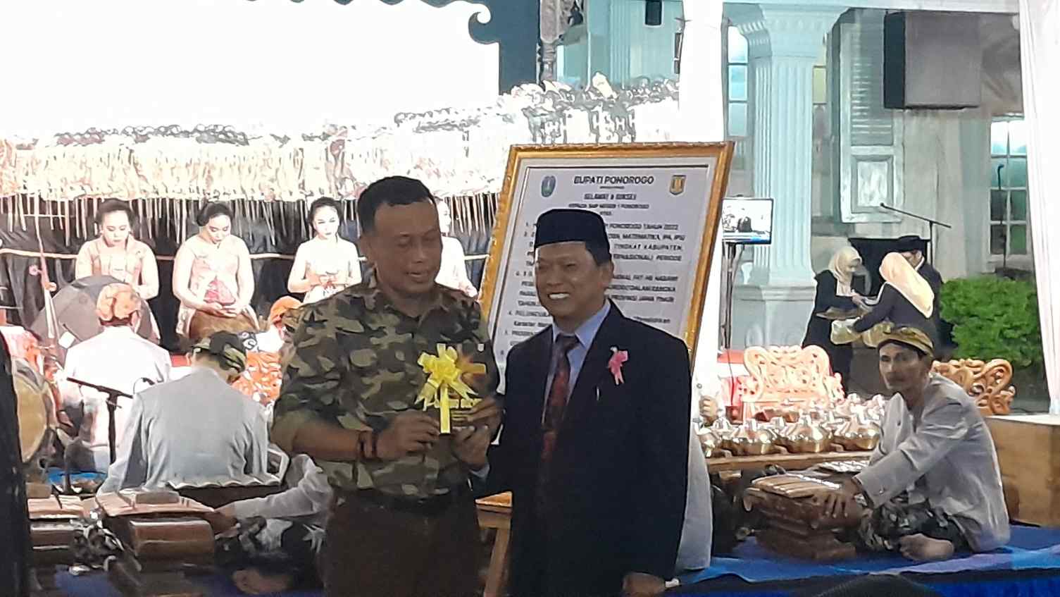 HUT ke-76, SMPN 1 Ponorogo Gelar Wayang dan Launching Buku Dalang Cilik